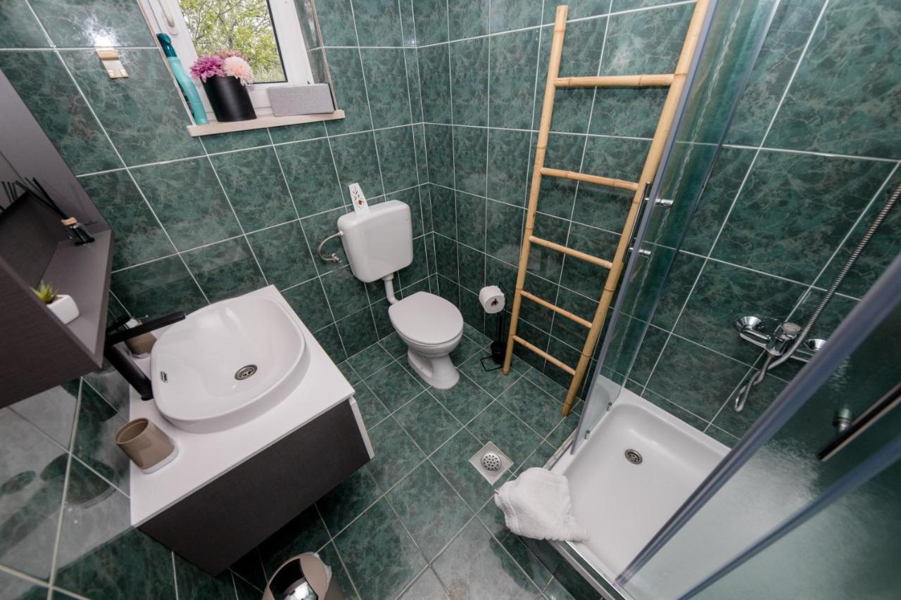 Apartmani Ana & Milo Lopar Eksteriør bilde