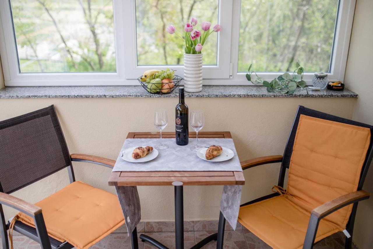 Apartmani Ana & Milo Lopar Eksteriør bilde
